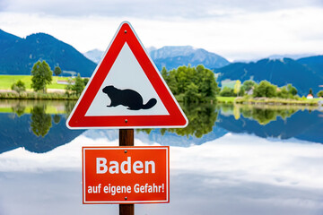 Schild mit Biber und Text Baden auf eigene Gefahr