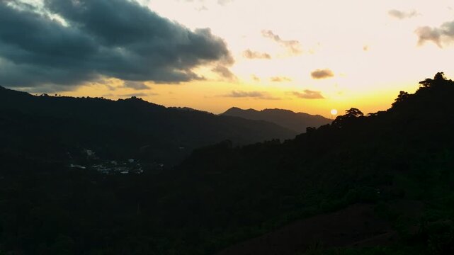 Montañas verdes y amanecer como concepto de tranquilidad
