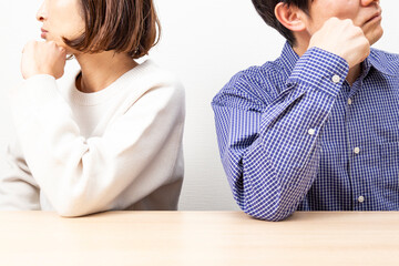 喧嘩をするミドル世代の夫婦