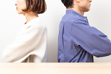 喧嘩をするミドル世代の夫婦