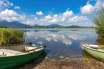 Blick auf den Hopfensee mit Ruderbooten 