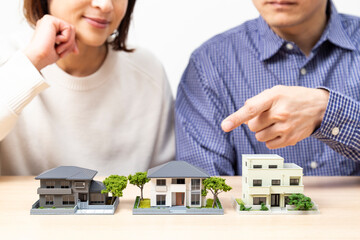 住宅模型を見ながら話し合いをする夫婦
