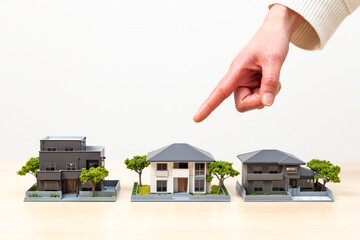 住宅を選ぶ女性の手