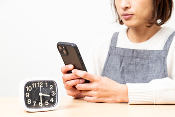 スマホを使うミドル女性