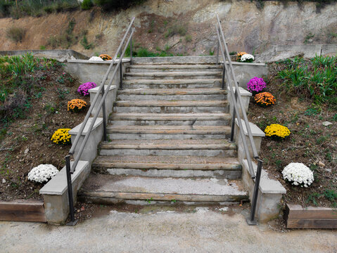 Escalera con pomos de flores en los laterales