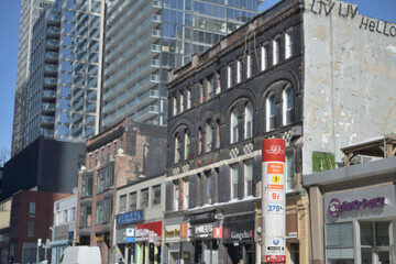 Fototapeta premium looking northeast on Yonge St from Wellesley St to TTC shuttle bus stop and a defocused view of historic and recent architecture, Toronto