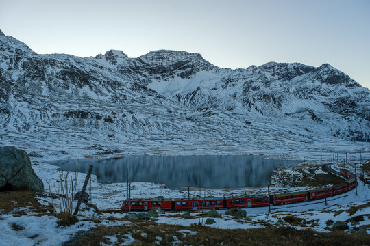 Bernina Express al tramonto in inverno sul Passo Bernina
