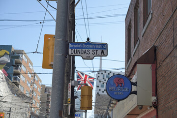 Naklejka premium looking south on McCaul St intersection of Dundas St W near Village Idiot Pub at 126 McCaul St, Toronto