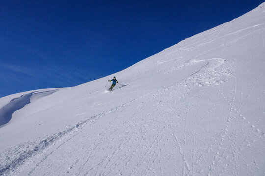 Discesa con gli sci in neve fresca. Scialpinismo
