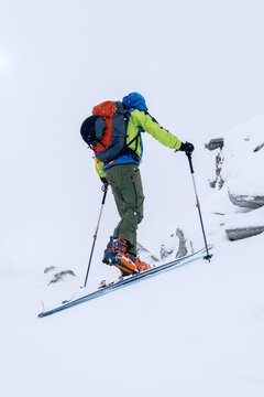 Scialpinista in una giornata nevosa