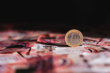 The 1-euro coin stands on its edge on tenge banknotes © Franchesko Mirroni