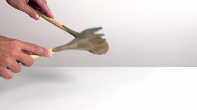 Video with real sound effect of Wooden spoons scraping together.