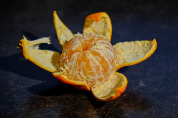 Orange gesch&auml;lt mit Schale 