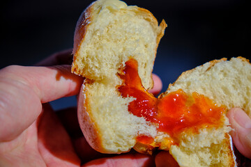 Krapfen aufgebrochen in der Hand