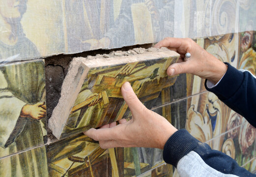 Desmontaje de los azulejos de un retablo cer&aacute;mico para su limpieza y consolidaci&oacute;n. Trabajos de restauraci&oacute;n y conservaci&oacute;n de azulejos. Protecci&oacute;n del patrimonio cultural de la ciudad.