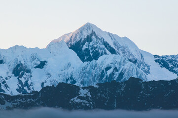 Obraz premium A mountain with a blue sky in the background