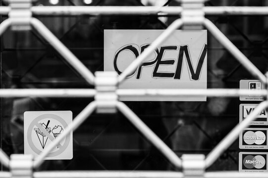 Gesch&auml;ft geschlossen trotz Open-Schild &ndash; Symbol f&uuml;r Lockdown, Krise und Stillstand