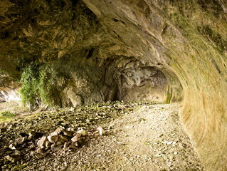 Interno di grotta naturale con pareti rocciose