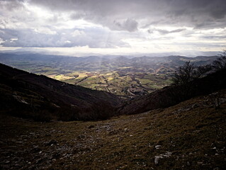 Paesaggio montano al tramonto con foresta e pendii illuminati