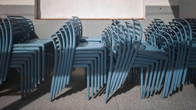 fila de sillas en un restaurante