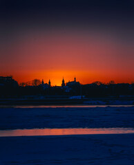 Zimowy zachód słońca nad Warszawą-stare miasto
