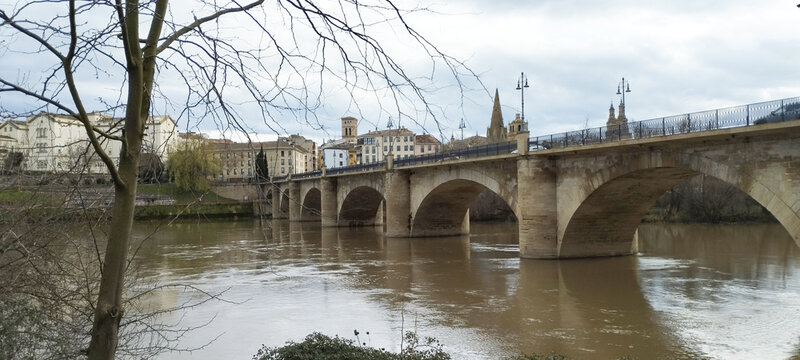 Puente de piedra de Logro&ntilde;o sobre el r&iacute;o Ebro. Arquitectura s.XIX