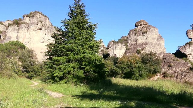 Rochers de dolomie dans le cirque pittoresque de Mour&egrave;ze.
