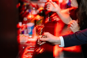 Consommer de l'alcool au bar en bo&icirc;te de nuit 