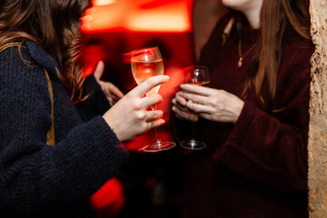 Femmes discutant avec une fl&ucirc;te de champagne &agrave; la main 