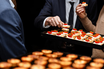 Invit&eacute;s partageant le cocktail dinatoire