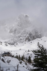 Paisaje invernal de las montañas de Formigal, Peña Foratata y lago congelado de Lanuza