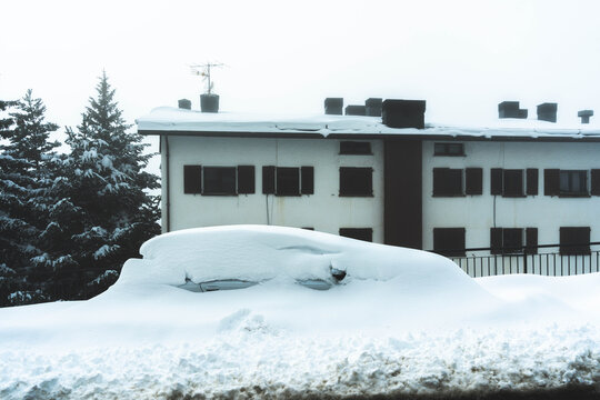 Estalactitas de hielo en la ventana de un edificio en Formigal en invierno