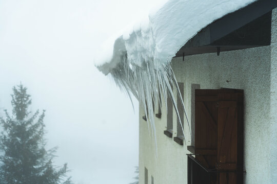 Estalactitas de hielo en la ventana de un edificio en Formigal en invierno