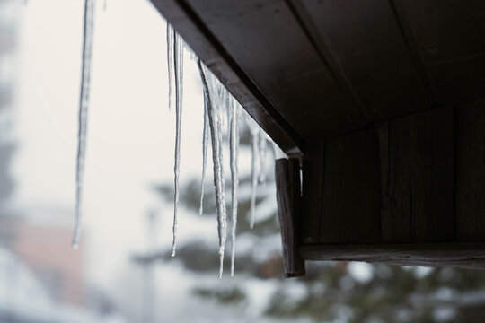 Estalactitas de hielo en la ventana de un edificio en Formigal en invierno