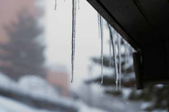 Estalactitas de hielo en la ventana de un edificio en Formigal en invierno