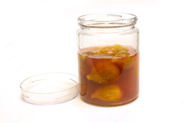 保存容器にいれたイチジクのシロップ煮