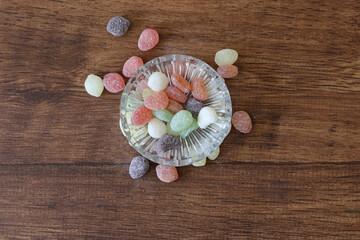 木材背景のガラス容器にいれたドロップ