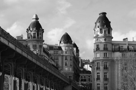 Pont parisien et immeubles haussmanniens en noir et blanc