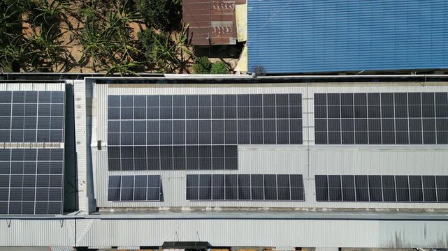 태국 편의점 지붕에 설치된 친환경 에너지 생산을 위한 태양광 솔라 패널 드론 항공 촬영
