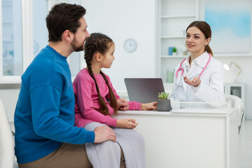 Obraz premium Little girl and her father having appointment with doctor in hospital