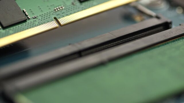 Installing DDR5 RAM module into laptop motherboard slot