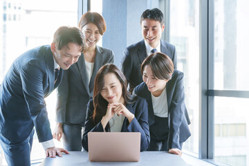 オフィスで働く笑顔のビジネスマンたち（複数人・多人数・集合）