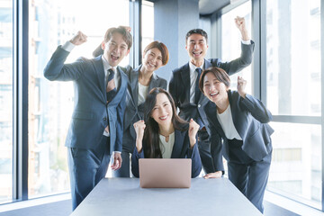 オフィスで働くガッツポーズのビジネスマンたち（複数人・多人数・集合）