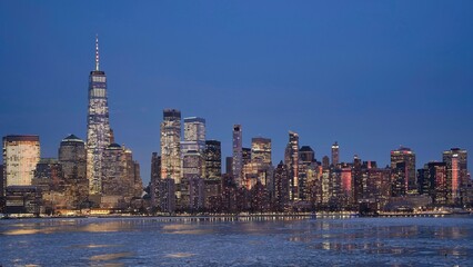 Obraz premium New York and the frozen Hudson River during blue hour.