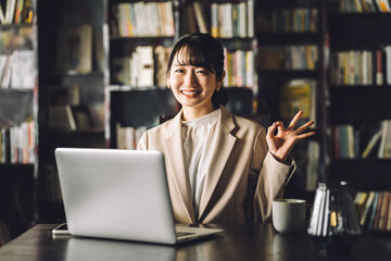 Obraz premium Young Asian woman in a library, study (lawyer, tax accountant, accountant, judicial scrivener, law firm)