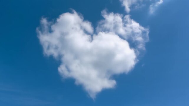 Wolke am Himmel bildet ein Herz