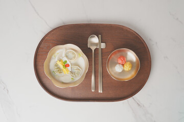 한국 설날 명절 떡국, 놋그릇에 담긴 설 떡국과 디저트 송편 방울떡