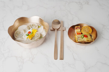 한국 설날 명절 떡국, 놋그릇에 담긴 설 떡국과 명절 전