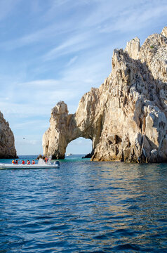 Tour boat passing in front of El Arco at Land&rsquo;s End in Cabo San Lucas, Mexico.