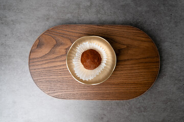 한국 놋그릇 위에 담긴 두쫀쿠, 두바이 쫀득 쿠키 디저트